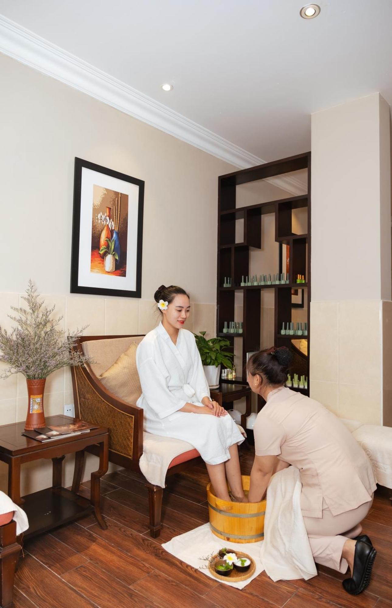 Allegro Hoi An . A Little Luxury Hotel & Spa Kültér fotó A foot massage