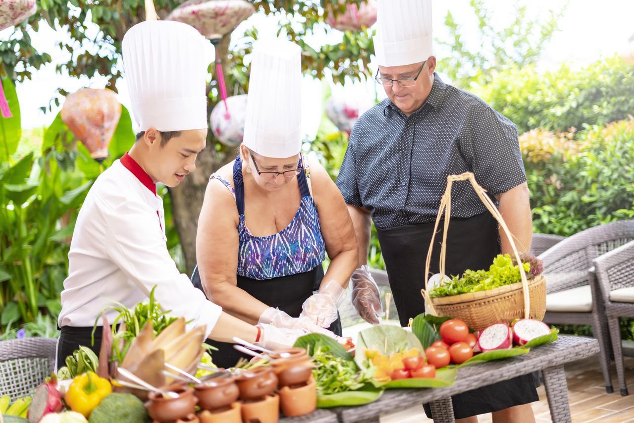 Allegro Hoi An . A Little Luxury Hotel & Spa Kültér fotó A couple learning to cook Thai cuisine